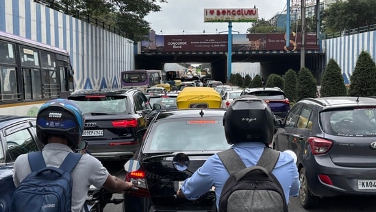 The commuter detailed his 10 AM commute from Hebbal to CBI Junction, Windsor Manor, and High Grounds. (X/@bengalurupost1)