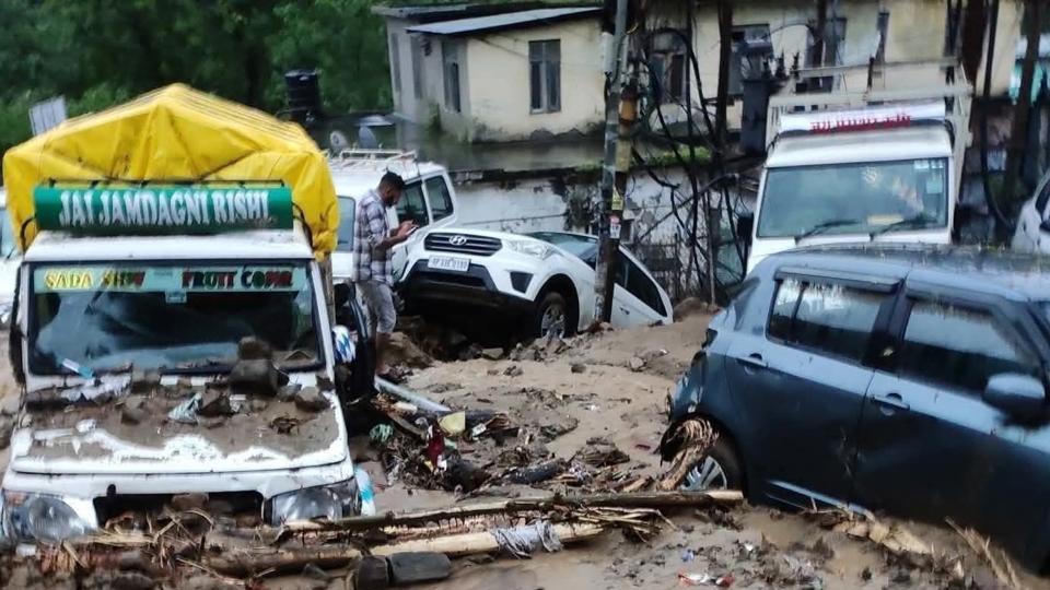 Vehicles stuck in slush after the flash flood in Mandi town on Tuesday. (HT Photo) Vehicles stuck in slush after the flash flood in Mandi town on Tuesday. (HT Photo)