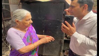 In a video from the Indira Chowk electricity substation, a woman is purportedly seen handing over a set of bangles to a junior engineer. (Sourced) In a video from the Indira Chowk electricity substation, a woman is purportedly seen handing over a set of bangles to a junior engineer. (Sourced)