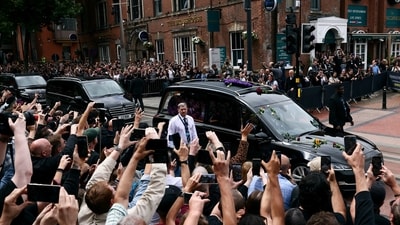 Osbourne's funeral cortege passes through his hometown, Birmingham, while crowds gather at the Black Sabbath Bridge.&nbsp; (Jack Taylor/REUTERS)