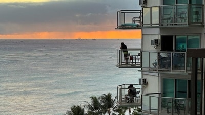 Vacationers at 'Aston Waikiki Circle Hotel' in Honolulu, Hawaii, looking out at Waikiki Beach after tsunami alerts were issued by the authorities, following the earthquake that struck Russia's Far Eastern Kamchatka Peninsula. (REUTERS)