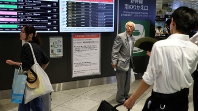 Passengers look at a notice saying  a part of Shinkansen bullet train service temporarily suspended due to tsunami warning at a train station, after a powerful earthquake struck off Russia's Far Eastern Kamchatka Peninsula, in Tokyo, Japan July 30, 2025. REUTERS/Kim Kyung-Hoon (REUTERS)