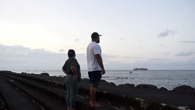 A couple overlooks the Pacific ocean from Samoa's capital city Apia after the country received a tsunami alert. (Manaui FAULALO/AFP) A couple overlooks the Pacific ocean from Samoa's capital city Apia after the country received a tsunami alert. (Manaui FAULALO/AFP)