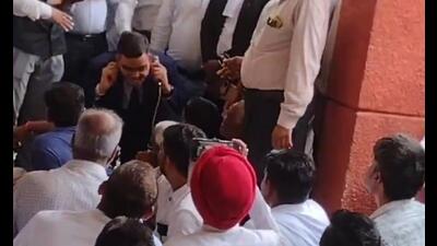 Rinku Singh Rahi performed sit-ups while holding his ears in front of lawyers on Tuesday. (Sourced) Rinku Singh Rahi performed sit-ups while holding his ears in front of lawyers on Tuesday. (Sourced)