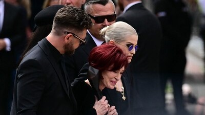The family of Ozzy Osbourne, son Jack Osbourne, widow Sharon Osbourne (C) and daughter Kelly Osbourne arrive to lay flowers at the Black Sabbath Bridge bench on Broad Street during a funeral procession for Ozzy Osbourne. (Photo by Ben STANSALL / AFP) (AFP) The family of Ozzy Osbourne, son Jack Osbourne, widow Sharon Osbourne (C) and daughter Kelly Osbourne arrive to lay flowers at the Black Sabbath Bridge bench on Broad Street during a funeral procession for Ozzy Osbourne. (Photo by Ben STANSALL / AFP) (AFP)
