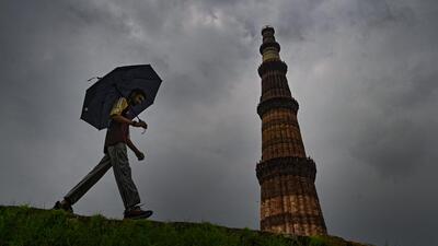 Till 5.30pm on Wednesday, the Safdarjung weather station clocked 15mm of rainfall. (Sanchit Khanna/HT Photo) Till 5.30pm on Wednesday, the Safdarjung weather station clocked 15mm of rainfall. (Sanchit Khanna/HT Photo)