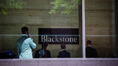 The gunman walked into the lobby openly holding the rifle, shooting first an NYPD officer working an off-duty security shift, then an unarmed security guard and a Blackstone executive, The gunman walked into the lobby openly holding the rifle, shooting first an NYPD officer working an off-duty security shift, then an unarmed security guard and a Blackstone executive,