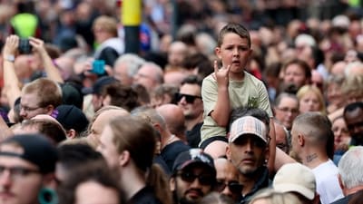 A young fan imitating Ozzy's signature hand gesture. (Jack Taylor/REUTERS)