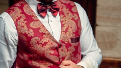 The unwritten dress codes in Indian clubs and hotels: A relic of the past or a necessary norm? (Freepik)