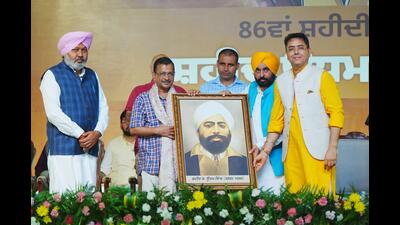 Aam Aadmi Party (AAP) national convener Arvind Kejriwal along with Punjab chief minister Bhagwant Mann, cabinet minister Aman Arora and senior AAP leader Manish Sisodia at an event in Shaheed Udham Singh Wala town on Thursday. (HT)