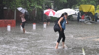 The maximum and minimum temperatures over Delhi are likely to be in the range of 30 to 32°C and 23 to 25°C, respectively. (Hindustan Times) The maximum and minimum temperatures over Delhi are likely to be in the range of 30 to 32°C and 23 to 25°C, respectively. (Hindustan Times)