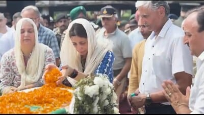 Family members paying tributes to Lt Colonel Bhanu Pratap Singh Mankotia in Pathankot on Thursday. (HT Photo)