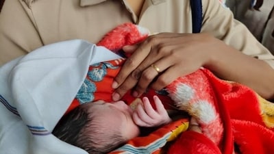 Bengaluru: Quick-thinking railway staff and supportive passengers stepped up to provide assistance in the delivery of the baby. (X) Bengaluru: Quick-thinking railway staff and supportive passengers stepped up to provide assistance in the delivery of the baby. (X)
