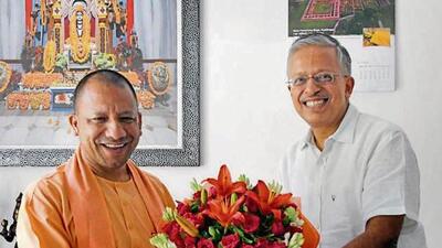 Uttar Pradesh chief minister Yogi Adityanath with newly appointed chief secretary Shashi Prakash Goyal. (HT) Uttar Pradesh chief minister Yogi Adityanath with newly appointed chief secretary Shashi Prakash Goyal. (HT)