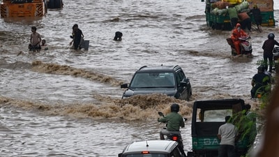 Commuters wade through a waterlogged Delhi-Gurugram expressway after heavy rainfall on Thursday (PTI) Commuters wade through a waterlogged Delhi-Gurugram expressway after heavy rainfall on Thursday (PTI)