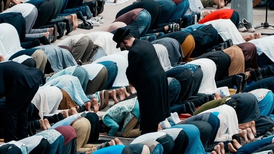 Community members gathered at the Parkchester Jame Masjid mosque to pray during the funeral services for NYPD officer Didarul Islam. REUTERS/Eduardo Munoz TPX IMAGES OF THE DAY(REUTERS)