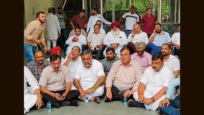 BJP leaders during a protest at MC zone D office in Ludhiana on Friday. (Gurpreet Singh/HT)
