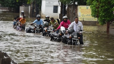IMD forecasted a marginal reduction in rain intensity from Friday, with very light to light rainfall expected till Sunday. (Parveen Kumar/Hindustan Times) IMD forecasted a marginal reduction in rain intensity from Friday, with very light to light rainfall expected till Sunday. (Parveen Kumar/Hindustan Times)