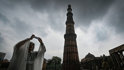 The temperature on Friday is expected to range between a maximum of 33–35°C and a minimum of around 24°C. (Sanchit Khanna/Hindustan Times) The temperature on Friday is expected to range between a maximum of 33–35°C and a minimum of around 24°C. (Sanchit Khanna/Hindustan Times)
