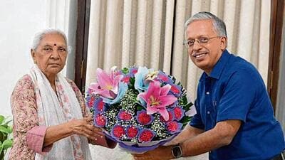 Newly-appointed chief secretary Shashi Prakash Goyal paid a courtesy call on governor Anandiben Patel at Raj Bhavan, in Lucknow on Friday. (HT Photo) Newly-appointed chief secretary Shashi Prakash Goyal paid a courtesy call on governor Anandiben Patel at Raj Bhavan, in Lucknow on Friday. (HT Photo)