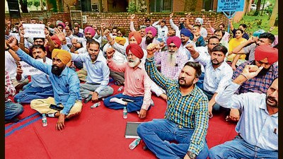 PSPCL junior engineers protesting outside the chief engineer’s office in Ludhiana on Friday. (Gurpreet Singh/HT) PSPCL junior engineers protesting outside the chief engineer’s office in Ludhiana on Friday. (Gurpreet Singh/HT)