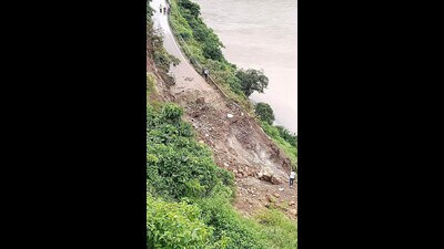 The Mandi-Kullu road blocked for 9 hours near Pandoh Dam on Friday. (Birbal Sharma/HT)