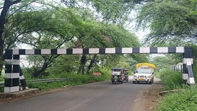 The height barrier into which the pick-up carrying pilgrims crashed early on Friday morning. (HT Photo) The height barrier into which the pick-up carrying pilgrims crashed early on Friday morning. (HT Photo)