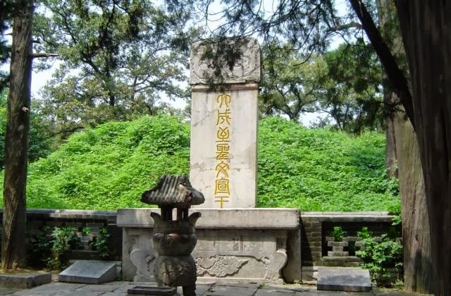 The grave of Confucius. The grave of Confucius.