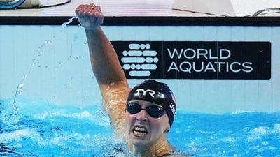 Katie Ledecky won her seventh consecutive world title in the 800-meter freestyle, overcoming a challenge from Summer McIntosh.(AP Photo/Ng Han Guan) (AP) Katie Ledecky won her seventh consecutive world title in the 800-meter freestyle, overcoming a challenge from Summer McIntosh.(AP Photo/Ng Han Guan) (AP)