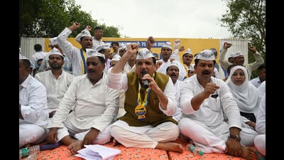 Aam Aadmi Party, MP Sanjay Singh joined the protest along with workers under the School mergar campaign at Eco Garden in Lucknow on Saturday (Mushtaq Ali//HT)