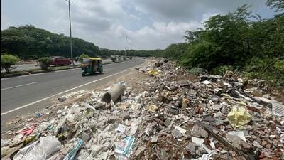 Illegally dumped waste along the road. near Khushboo Chowk in Gurugram. (Parveen Kumar/HT Photo) Illegally dumped waste along the road. near Khushboo Chowk in Gurugram. (Parveen Kumar/HT Photo)