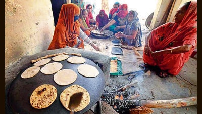 Mid-day meal workers prepare lunch in a school in Ludhiana. (HT)