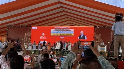 People click pictures of Prime Minister Narendra Modi in Varanasi. (HT Photo) People click pictures of Prime Minister Narendra Modi in Varanasi. (HT Photo)