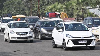 The 200-ft wide road, which runs for 18 km from Gopal Sweets near Sunny Enclave, Kharar, to Chhat light points in Zirakpur, sees heavy vehicular movement on a daily basis. (HT File) The 200-ft wide road, which runs for 18 km from Gopal Sweets near Sunny Enclave, Kharar, to Chhat light points in Zirakpur, sees heavy vehicular movement on a daily basis. (HT File)