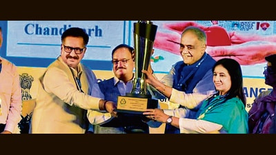 Union health minister JP Nadda presenting the Best ROTTO Award to PGIMER director Dr Vivek Lal and other officials from the institute. (HT Photo)