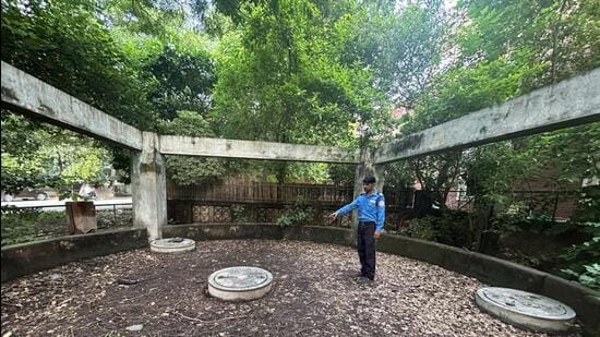 A non-functional rainwater harvesting system in Palam Vihar G-Block near Park Hospital. (Parveen Kumar/HT Photos)