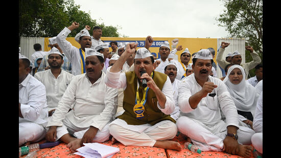 Aam Aadmi Party, MP Sanjay Singh joined the protest along with workers under the School mergar campaign at Eco Garden in Lucknow on Saturday (Mushtaq Ali//HT)
