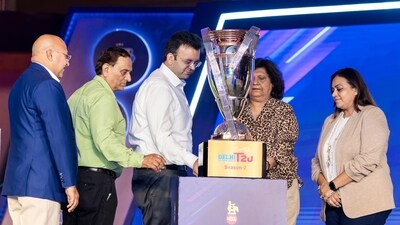 The DPL 2025 women's trophy is presented. 