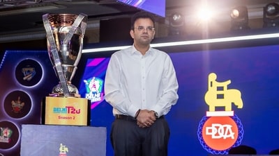 Rohan Jaitley poses with the DPL 2025 women's trophy. 