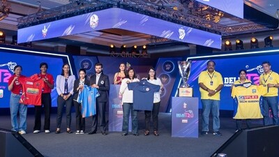Teams pose with their jerseys during the DPL 2025 women's auction. 