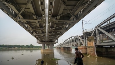 The administration has issued advisories for people living in low-lying areas and to avoid going near riverbanks. (RAJ K RAJ /HT PHOTO) The administration has issued advisories for people living in low-lying areas and to avoid going near riverbanks. (RAJ K RAJ /HT PHOTO)