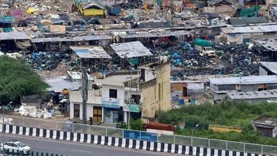 Garbage along the Dwarka Expressway in Sector 103 opposite Hero Homes on Sunday. (Parveen Kumar/HT Photo)
