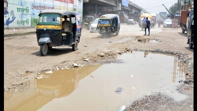 Notably, a year ago, NHAI had repaired a portion of the service lanes near the entry point of Transport Nagar. (Manish/HT) Notably, a year ago, NHAI had repaired a portion of the service lanes near the entry point of Transport Nagar. (Manish/HT)