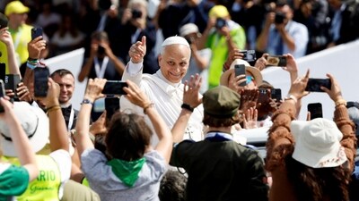 Pope Leo XIV waves to faithful from the popemobile as he leaves after attending Mass for Jubilee of Youth in Tor Vergata, in Rome, Italy, August 3, 2025. REUTERS/Remo Casilli (REUTERS)