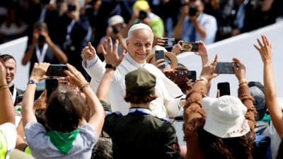 Pope Leo XIV waves to faithful from the popemobile as he leaves after attending Mass for Jubilee of Youth in Tor Vergata, in Rome, Italy, August 3, 2025. REUTERS/Remo Casilli     TPX IMAGES OF THE DAY (REUTERS)