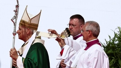 Pope Leo XIV attends a Mass for Jubilee of Youth in Tor Vergata, in Rome, Italy, August 3, 2025. REUTERS/Yara Nardi     TPX IMAGES OF THE DAY (REUTERS)