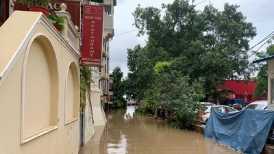 Residential and commercial areas in the city stand submerged in the flooded waters from the Ganga, after floods batter Varanasi. (Rajesh Kumar/HT)