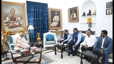 The ISRO-SAC team with governor Anandiben Patel at Raj Bhawan in Lucknow. (HT Photo) The ISRO-SAC team with governor Anandiben Patel at Raj Bhawan in Lucknow. (HT Photo)
