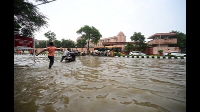 Waterlogging outside the high court building in Vibhuti Khand, Lucknow. (Deepak Gupta/HT)