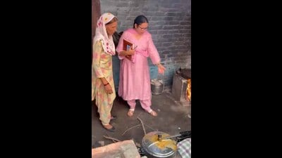 (Right) DEO Ravinder Kaur interacting with mid-day meal worker during her surprise visit in GPS Girls School, Ayali Kalan in Ludhiana on Monday. (HT Photo) (Right) DEO Ravinder Kaur interacting with mid-day meal worker during her surprise visit in GPS Girls School, Ayali Kalan in Ludhiana on Monday. (HT Photo)